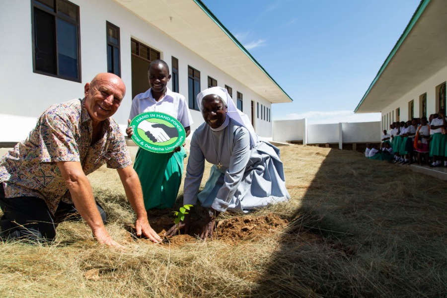 Joseph Wilhelm créateur et gérant de Rapunzel plante un arbre lors de l’inauguration d’un dortoir à l’école de jeunes filles Hekima , en Tanzanie.