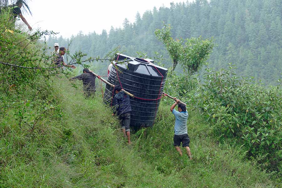 Eau potable accessible sans marcher des heures – Infinite Compassion, Nepal, a construit avec la population des puits et des conduites d’eau. Eau potable accessible sans marcher des heures – Infinite Compassion, Nepal, a construit avec la population des puits et des conduites d’eau.